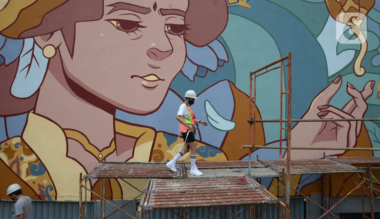 Muralis perempuan menyelesaikan pembuatan mural pada dinding di kawasan Juanda, Jakarta, Rabu (16/6/2021). Mural ini merupakan kegiatan kampanye Converese City Forests yang mengangkat tema Campaign Breaking Barries-True Color. (merdeka.com/Imam Buhori)