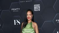 Rihanna berpose saat perayaan produk kecantikannya Fenty Beauty dan Fenty Skin di Goya Studios, Los Angeles, California, Amerika Serikat, 11 Februari 2022. Rihanna diketahui tengah hamil anak pertama dengan kekasihnya, A$AP Rocky. (Mike Coppola/Getty Images/AFP)