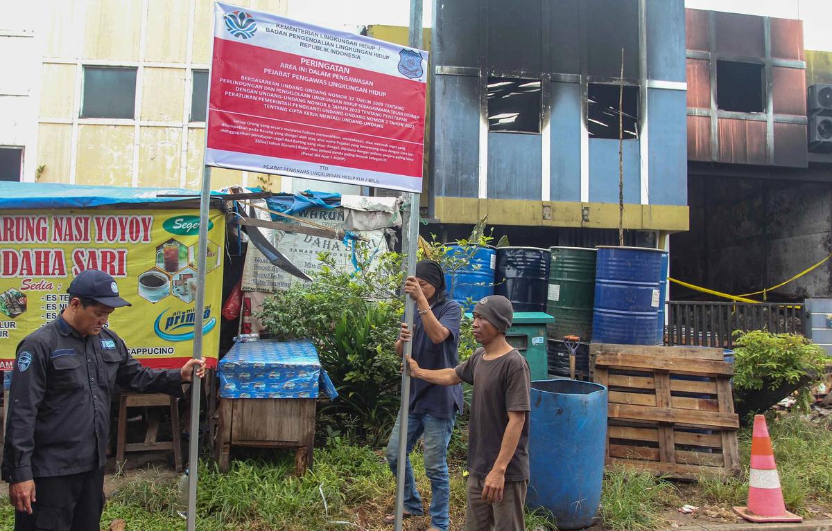 FOTO: KLH Segel Gudang Pestisida di Tangerang Selatan Terkait Pencemaran Sungai Cisadane