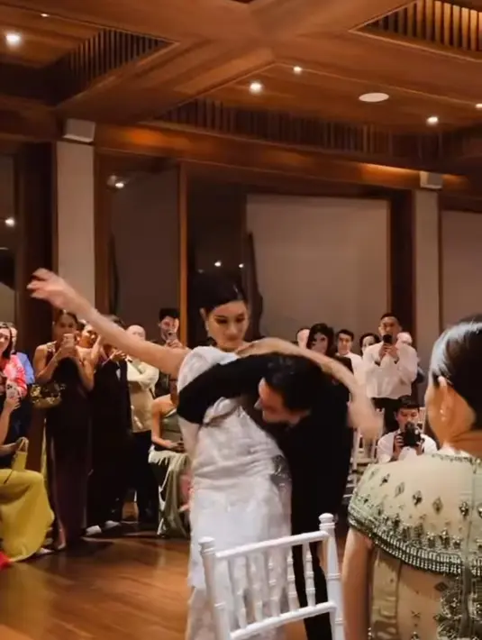 Sosok suami bikin penasaran, apalagi bagaimana rasanya punya istri Patricia Gouw yang kerap dicap pecicilan oleh netizen. Lihat saja gaya berdansa Patricia Gouw ini yang ternyata dianggap sang suami hal yang lumrah. Gaya pecicilan Patricia Gouw sukses jadi daya tarik tersendiri. (Liputan6.com/IG/@michimomo).