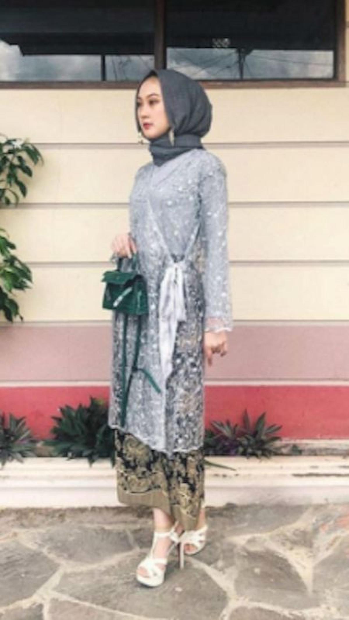 <b> Calisha Kebaya Ayunda </b>