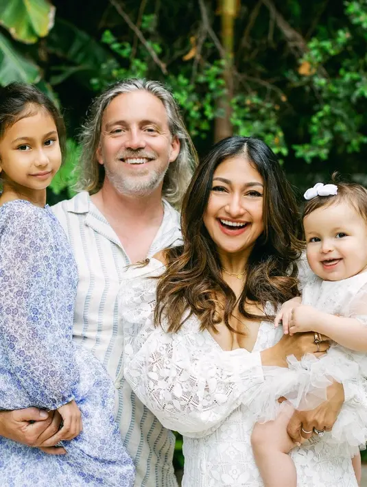 Setelah menyandang status istri, Rahma ikut sang suami di Amerika Serikat. Rahma rela meninggalkan karier yang telah di rintisnya di Indonesia. [Instagram/raazharita]