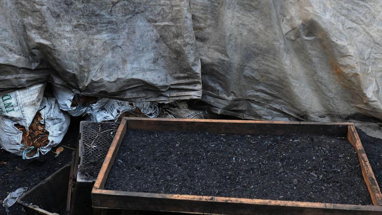 Sebagai gantinya bagi mereka yang sudah menutup lahan usahanya yang berpolusi itu, pemerintah kota akan memberikan biaya kompensasi atau ganti rugi sebesar Rp4,2 juta kepada pemilik usaha.