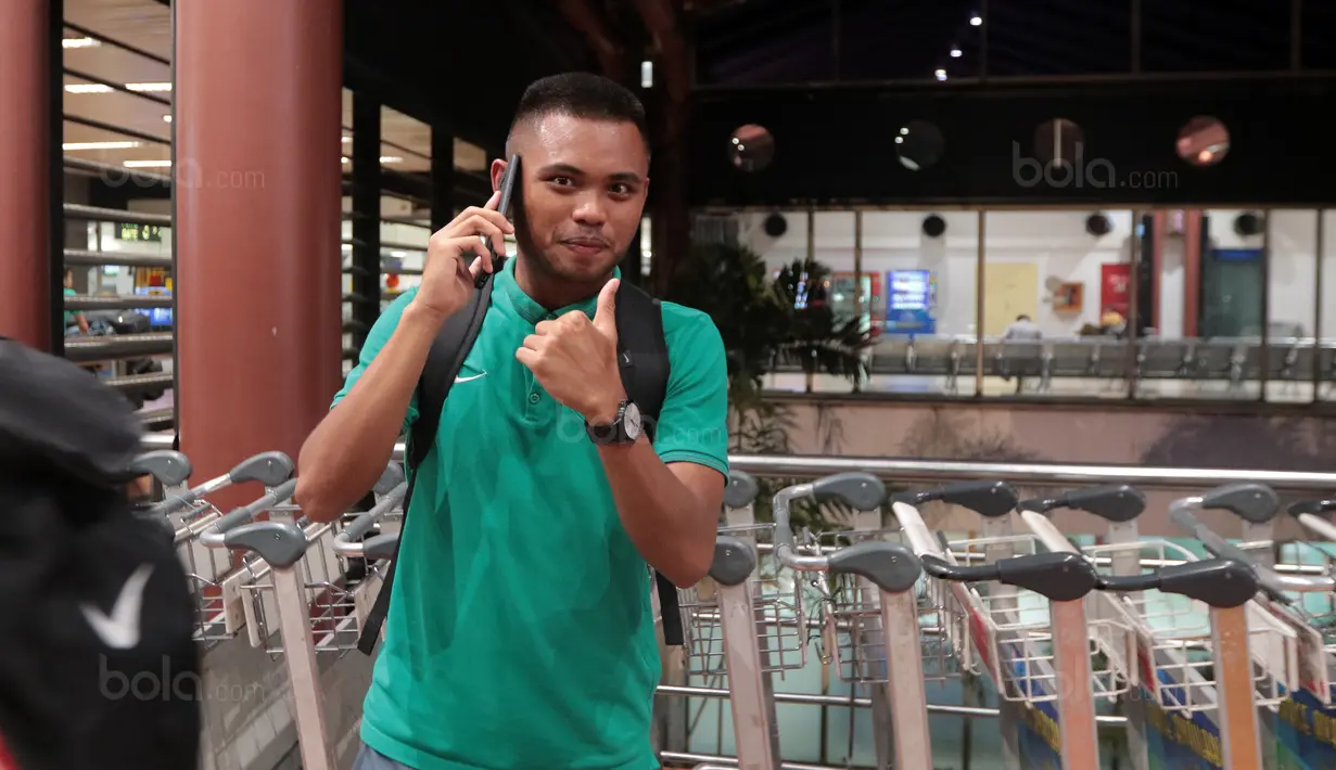 Pemain Timnas U-19, Sadil Ramdani sibuk menelpon saat berada di Bandara Soekarno-Hatta, Cengkareng, (28/10/2017). Timnas U-19 akan mengikuti kualifikasi Piala Asia di Korea Selatan. (Bola.com/Nicklas Hanoatubun)