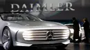 Mobil Mercedes - Benz Concept IAA saat dipamerkan di Berlin , Jerman , (6/4).Desaain body mobil yang aerodinamis membuat mobil ini hebat di jalanan. (REUTERS / Hannibal Hanschke)