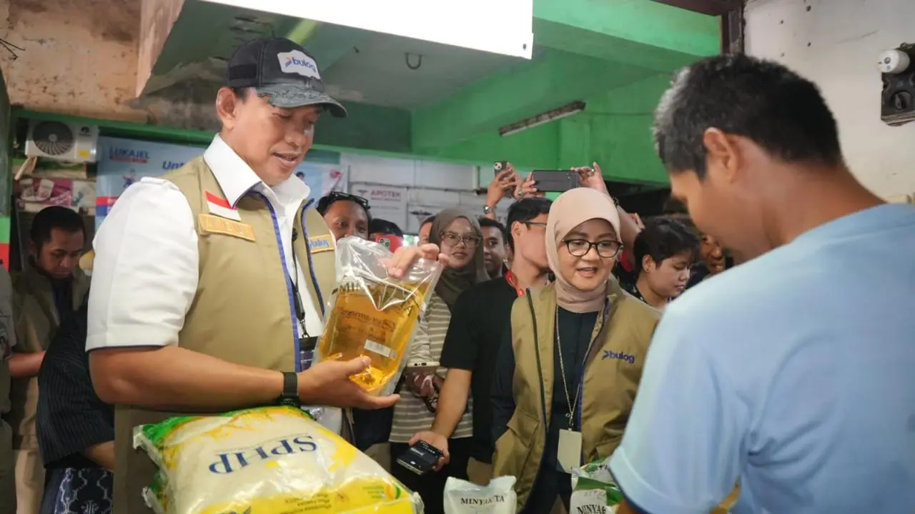 Direktur Utama Perum Bulog Ahmad Rizal Ramdhani, didampingi oleh Direktur Pemasaran Bulog Febby Novita di Pasar Minggu dan Pasar Grogol, Jakarta, pada Selasa (14/4/2026). (Dok Bulog)