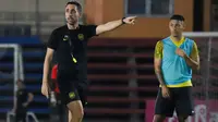 Pelatih kepala Timnas Malaysia memimpin sesi latijan resmi Harimau Malaya di Phnom Penh Olympic Stadium jelang laga melawan Kamboja di Piala AFF 2024. (Dok. FA Malaysia)