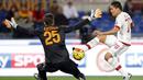 Striker AC Milan, Carlos Bacca, berusaha membobol gawang Roma yang dijaga Wojciech Szczesny pada laga Serie A di Stadion Olimpico, Italia, Sabtu (9/1/2016). Bacca berharap tampil tajam kontra Inter Milan, dini hari nanti. Reuters/Giampiero Sposito)