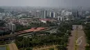 Pemandangan deretan gedung-gedung pencakar langit di kawasan sekitar  Monas, Jakarta, Kamis (14/5/2015). Pemprov DKI Jakarta terus berupaya menambah ruang terbuka hijau (RTH) yang kini jumlahnya masih di bawah 10 persen. (Liputan6.com/Faizal Fanani)