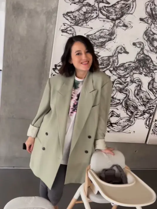 Julie Estelle pilih tampil simple dengan t-shirt. legging dan oversized blazer [@julstelle]