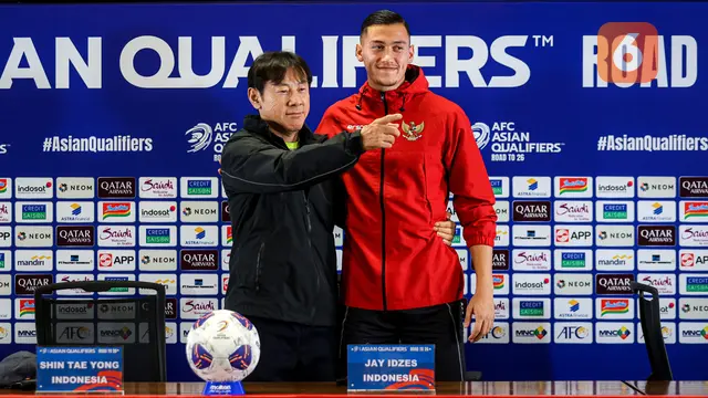 Foto: Momen Jahil Pelatih Timnas Indonesia Shin Tae-yong Ajak Jeje Foto Bareng dengan Jay Idzes, Biar Enggak Kelihatan Pendek