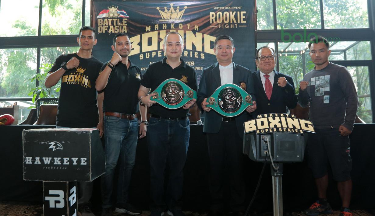 Mahkota Boxing Super Series menghadirkan partai utama yakni kelas Super-Lighweight dan Lighweight di Leon Restourant, Wijaya, Jakarta (09/3/2018). Selain Jakarta, Bandung, Surabaya dan Bali masuk dalam agenda Super Series. (Bola.com/Nick Hanoatubun).