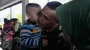 Seorang bocah mencium seorang personel TNI-AD di Pelabuhan Kolinlamil, Jakarta, Senin (9/5). Sebanyak 450 personel TNI-AD dari Satgas Yonif Para Raider 330 inf 1 Kostrad dilepas untuk misi pengamanan perbatasan RI-PNG. (Liputan6.com/Faizal Fanani)