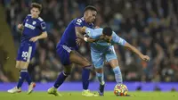 Penyerang Manchester City Riyad Mahrez berebut bola dengan bek Leeds United Junior Firpo dalam laga pekan ke-17 Liga Inggris di Etihad Stadium, Rabu (15/12/2021) dini hari WIB. Manchester City mencukur tamunya Leeds United tujuh gol tanpa balas. (AP Photo/Jon Super)