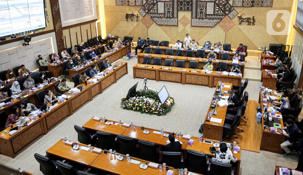 Suasana rapat kerja Menteri Kesehatan RI Budi Gunadi Sadikin dengan Komisi IX DPR di Gedung Parlemen, Jakarta, Rabu (8/2/2023). Rapat membahas penjelasan strategi percepatan pelaksanaan transformasi kesehatan tahun 2023, strategi percepatan penanganan penyakit tidak menular dan penyakit menular dan pemenuhan tenaga dokter spesialis melalui program Academic Health System (AHS) serta peta jalan lintas sektoral terkait kemandirian obat dan alat kesehatan dalam negeri. (Liputan6.com/Faizal Fanani)