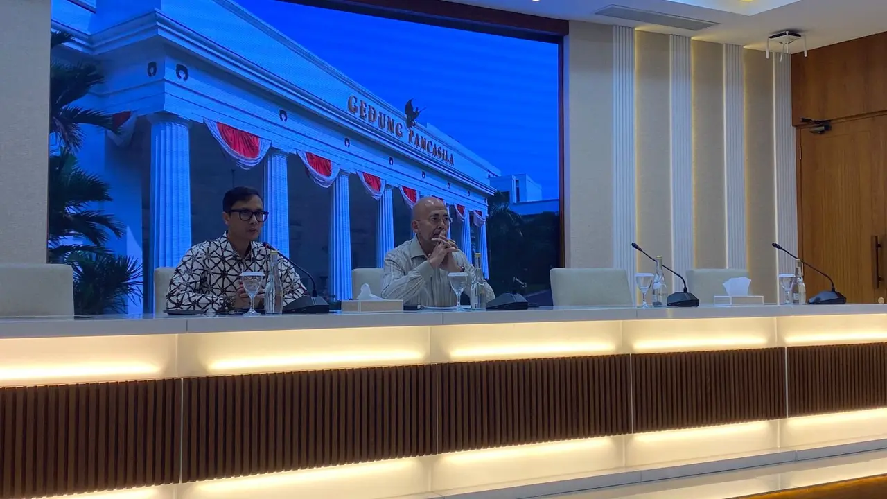 Direktur Kerja Sama ASEAN Kemlu RI Sidharto R. Suryodipuro (kanan) dalam pernyataan pers di kantor Kemlu RI, Kamis (3/7/2025).
