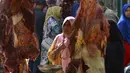 Seorang wanita Aceh berbelanja daging pada perayaan tradisi Meugang Ramadan 1440 Hijriah di pasar tradisional di Banda Aceh, 4 Mei 2019. Meugang merupakan tradisi turun temurun masyarakat Aceh dengan membeli, mengolah, hingga menyantap daging bersama keluarga. (CHAIDEER MAHYUDDIN/AFP)