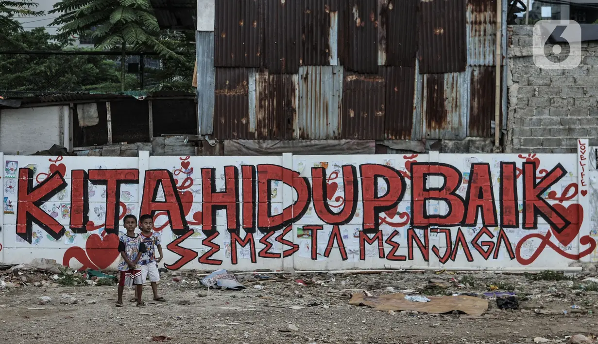 Anak-anak bermain di dekat tembok pembatas di Jalan Pancoran Buntu II, Pancoran, Jakarta Selatan, Minggu (21/3/2021). Seorang warga mengaku kasus sengketa lahan ini mulai memanas setelah gedung PAUD yang didirikan swadaya diambil pihak PT Pertamina September 2020. (merdeka.com/Iqbal S. Nugroho)