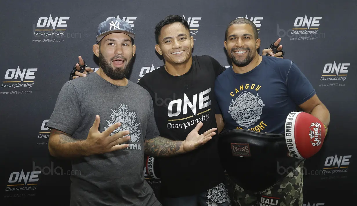 Petarung Indonesia, Stefer Rahardian, foto bersama pelatihnya saat latihan jelang laga One Championship di Senayan, Jakarta, Kamis (14/07/2017). Pertarungan tersebut akan berlangsung di JCC, Jakarta, Sabtu (16/9/2017). (Bola.com/M Iqbal Ichsan)
