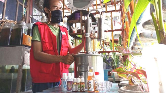 Warga binaan CSR Pertamina RU III Palembang di Lorong Mari Palembang, memproduksi hand sanitizer dari alat destilasi yang dirancang Pertamina. Hand sanitizer tersebut diproduksi dengan standar WHO dan dijual ke rumah sakit (Liputan6.com / Nefri Inge)