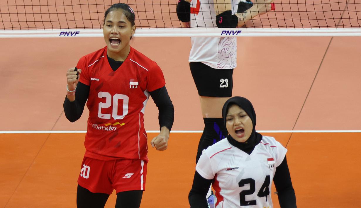 Selebrasi pemain Timnas voli putri Indonesia, Junaida Santi (kiri) dan Dya Hawa Nur Fitria setelah mencetak angka saat menghadapi Vietnam pada laga Grup B AVC Challenge Cup 2024 di Rizal Memorial Coliseum, Manila, Filipina, Minggu (26/5/2024). Indonesia kalah 1-3 (17-25, 15-25, 27-25 dan 13-25). (Asian Volleyball Confederation)