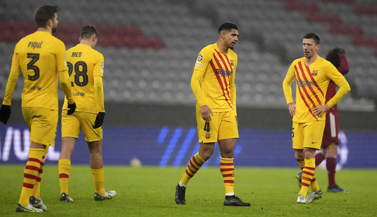 Barcelona. Untuk pertama kalinya dalam 21 tahun Barcelona gagal lolos dari fase grup Liga Champions usai kalah 0-3 dari Bayern Munchen di laga terakhir Grup E. Blaugrana hanya menempati posisi ketiga dan berhak berlaga di babak 32 Besar Liga Europa. (AP/Matthias Schrader)