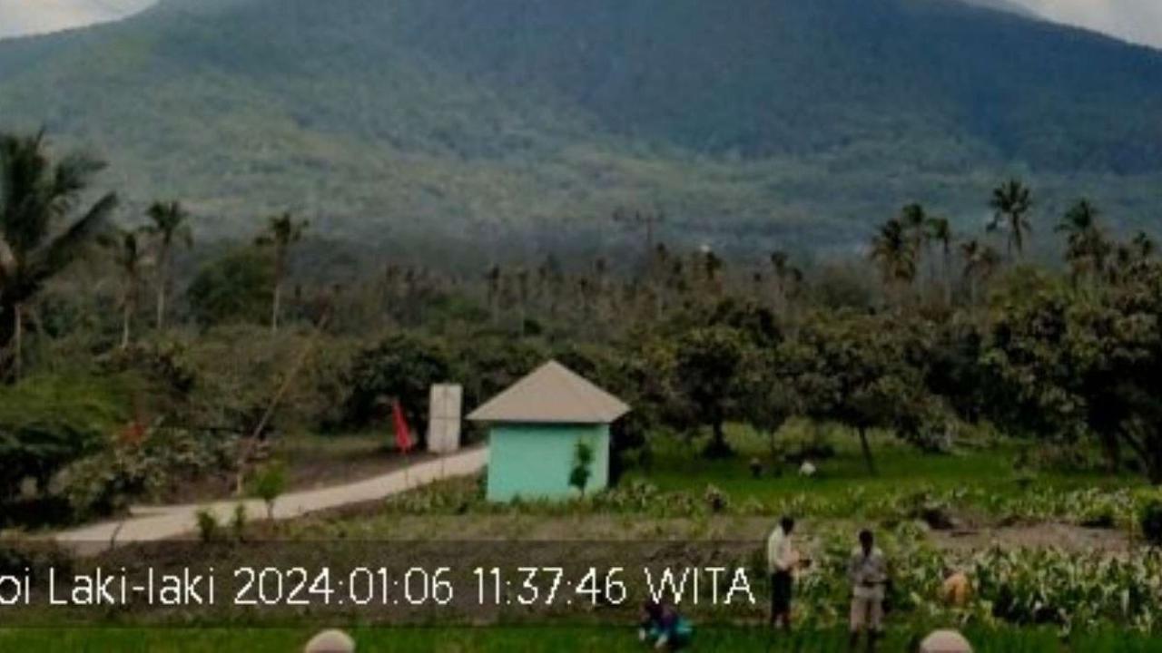 FOTO: Penampakan Erupsi Gunung Lewotobi, Abu Vulkanik Menyembur dari 5 Lubang