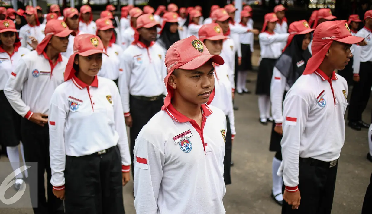 Anggota Paskibraka berbaris mengikuti latihan pertama di halaman Istana Merdeka, Jakarta, Jumat (12/8). Proses latihan dilakukan untuk memaksimalkan  penampilannya pada upacara 17 Agustus di Istana negara. (Liputan6.com/Faizal Fanani)