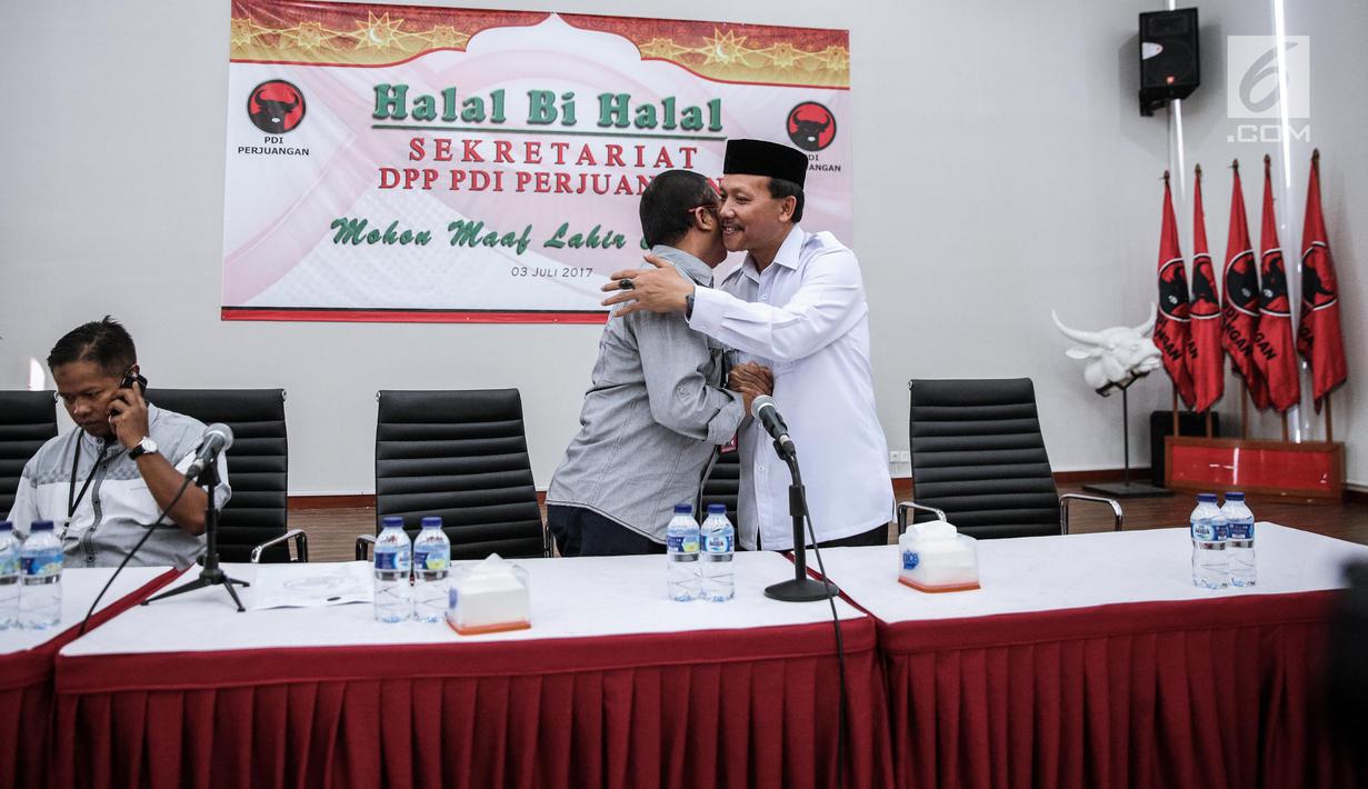 Ketua DPP Bidang Pemenangan Pemilu PDIP Bambang DH ( kedua kanan) menerima kedatangan Sekretaris Daerah Jawa Barat, Iwa Karniwa  di kantor Dewan Pimpinan Pusat (DPP) PDIP di Jalan Diponegoro, Menteng, Jakarta, Jumat (7/7). (Liputan6.com/Faizal Fanani)