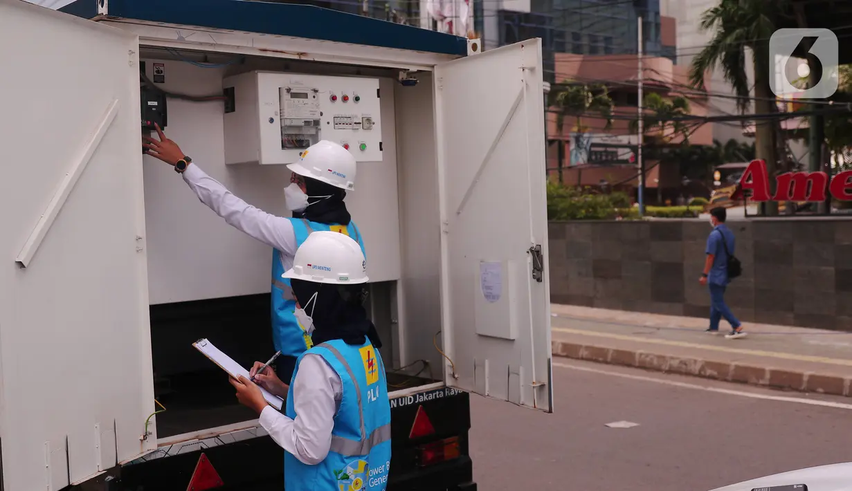 Petugas wanita PLN UID Jakarta Raya melakukan pengecekan gardu distribusi listrik di jalan M.H Tamrin, Jakarta, Rabu (20/4/2022). Jelang peringatan Hari Kartini, perempuan PLN UID Jakarta Raya yang bertugas di lapangan tetap menjaga keandalan kelistrikan Jakarta.  (Liputan6.com/Angga Yuniar)