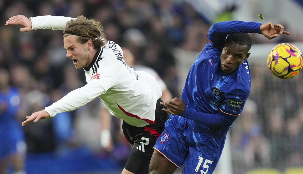Pemain Chelsea, Nicolas Jackson berebut bola dengan pemain Fulham, Joachim Andersen pada laga lanjutan Liga Inggris 2024/2025 di Stamford Bridge, London, Inggris, Jumat (27/12/2024) WIB. (AP Photo/Kirsty Wigglesworth)