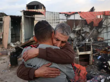 Warga Palestina bereaksi ketika mereka memeriksa kerusakan, sehari setelah serangan Israel, di Mawasi Khan Yunis, Jalur Gaza selatan pada 5 Desember 2024. (BASHAR TALEB/AFP)