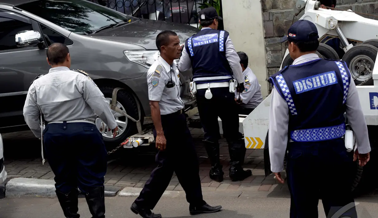 Dinas Perhubungan (Dishub) DKI Jakarta menindak pelanggaran parkir liar, Rabu (7/1/2015). (Liputan6.com/Faizal Fanani)