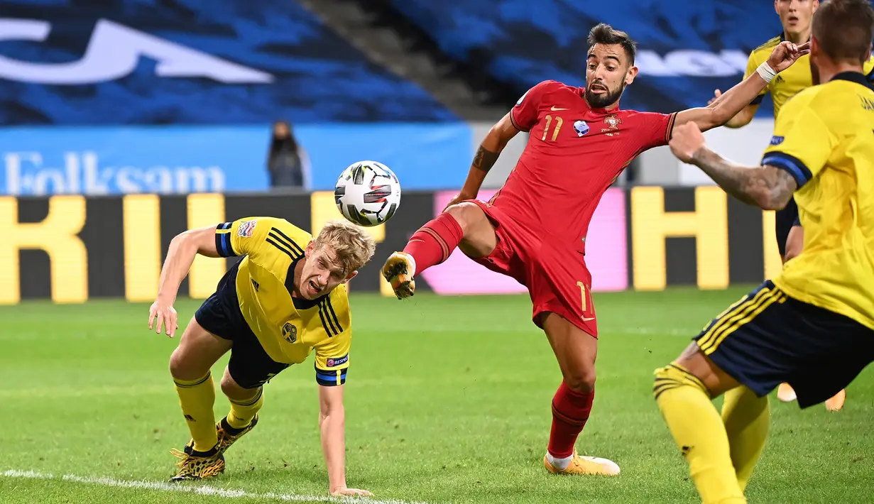 Gelandang Portugal, Bruno Fernandes, berebut bola dengan bek Swedia, Filip Helander, pada laga UEFA Nations League di Stadion Friends Arena, Rabu (9/9/2020) dini hari WIB. Portugal menang 2-0 atas Swedia. (AFP/Jonathan Nackstrand)