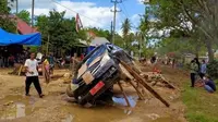 Demonstrasi menuntut perbaikan jalan rusak di Kabupaten Muna, sekelompok emak-emak mengangkat mobil dinas milik pemda kabupaten lain hingga nyaris terbalik.(Dok Warga)