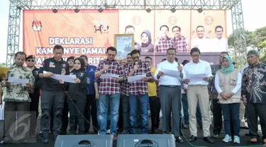 Tiga pasangan calon Gubernur DKI Jakarta membacakan deklarasi damai untuk kampanye pilgub nanti, Jakarta, Sabtu (29/10). KPU DKI Jakarta gelar deklarasi kampanye damai pemilihan Gubernur dan Wakil Gubernur DKI Jakarta 2017. (Liputan6.com/Yoppy Renato)