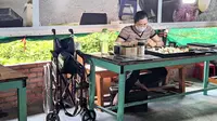 Penyandang disabilitas korban perang Vietnam vs Amerika Serikat menjadi pengrajin souvenir di Quang Minh Lacquerware di Kota Ho Chi Minh (14/8/2023). Foto: Liputan6.com/Ade Nasihudin.