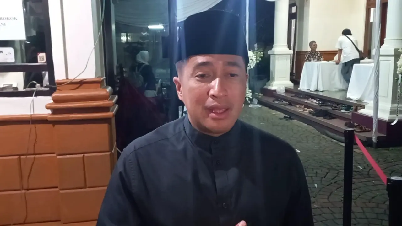 Irfan Hakim di rumah duka, Kawasan Pancoran, Jakarta Selatan, Kamis (10/4/2025) malam.