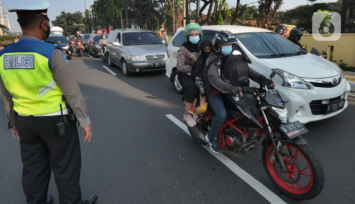 Petugas mengawasi kendaraan yang melintas dalam rangka Pemberlakuan Pembatasan Kegiatan Masyarakat (PPKM) Darurat di pos penyekatan Pasar Jumat, Jakarta, Sabtu (3/7/2021). Sebanyak 63 titik penyekatan disiapkan selama penerapan PPKM Darurat di Jakarta dan sekitarnya. (merdeka.com/Arie Basuki)