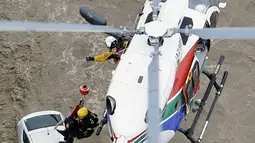 Tim penyelamat menggunakan helikopter untuk mengevakuasi warga yang terjebak luapan banjir dari Sungai Kinugawa di Joso, prefektur Ibaraki, Jepang, Kamis (10/9). Satu orang hilang dan lebih dari 90 ribu warga diperintahkan untuk mengungsi. (REUTERS/Kyodo)