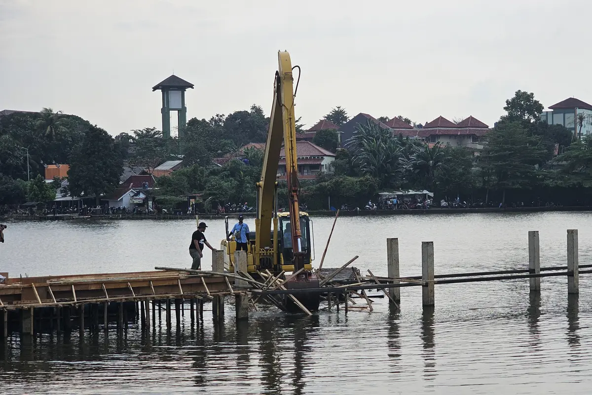 Pembangunan di atas danau di Depok. (Liputan6.com/Dicky Agung Prihanto)