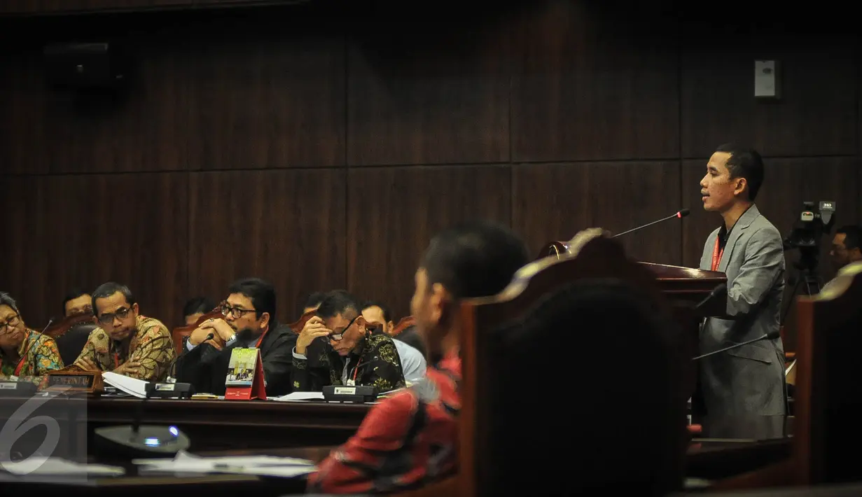 Saksi ahli memaparkan keterangan dalam sidang gugatan terhadap UU Pengampunan Pajak (Tax Amnesty) di Mahkamah Konstitusi, Jakarta, Rabu (28/9). Sidang mendengarkan keterangan dari saksi ahli yang disiapkan oleh pemohon. (Liputan6.com/Faizal Fanani)