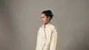 Terdiri dari atasan, bawahan, gaun, luaran panjang, hingga kemeja pria yang dihiasi dengan aksen Opnaisel dan jahitan artistik. Sebagian besar koleksi ini menggunakan bahan premium dengan warna solid yang memberikan kesan anggun dan elegan. Setiap detail, mulai dari sulaman Rikmadara hingga jahitan halus, menjadi bukti dedikasi merek terhadap seni dan keterampilan tinggi. [Dok/SAPTO DJOJOKARTIKO].