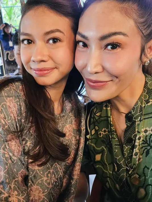 Yuki Kato tampil menawan dengan blus batik panjang berwarna pastel yang memberikan kesan lembut namun anggun. [@mrsayudewi/@alyssadaguise/@mahalini/@vidialdiano].