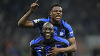 Pemain Inter Milan Romelu Lukaku (bawah) dan Denzel Dumfries merayakan kemenangan atas AC Milan pada akhir pertandingan sepak bola leg kedua semifinal Liga Champions di Stadion San Siro, Milan, Italia, Selasa (16/5/2023). (AP Photo/Luca Bruno)