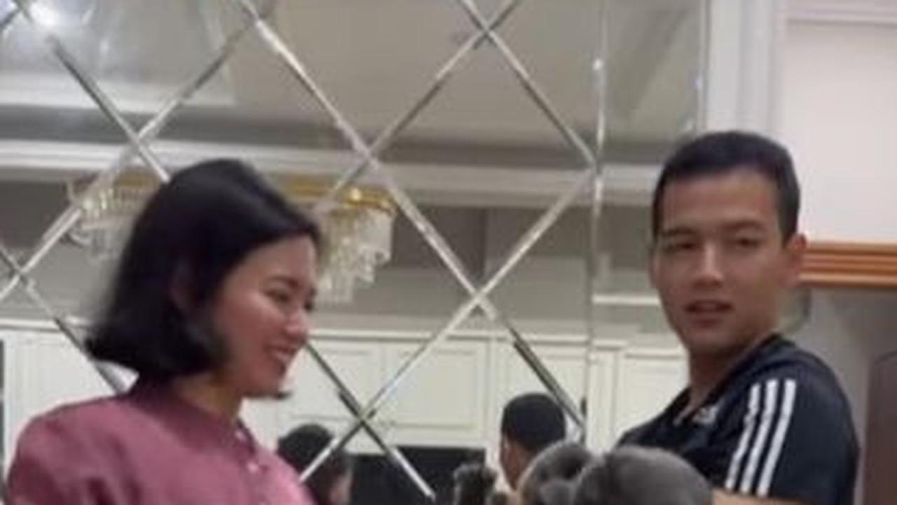 Anak Jenderal Andika tersebut tampil cantik memakai setelan baju dusty purple.