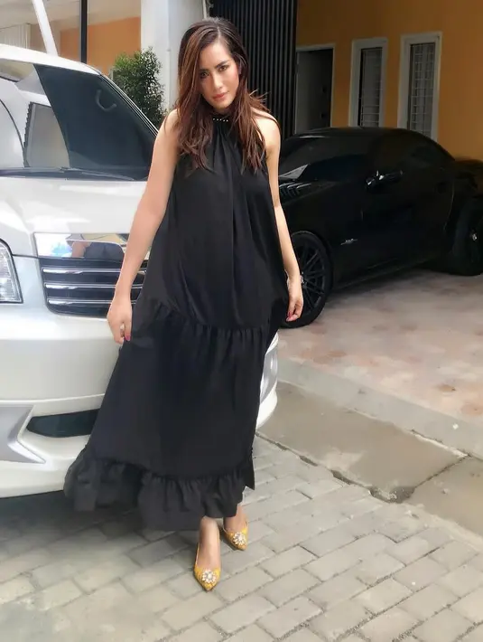 Banyak penderitaan yang dialami terkait berita beberapa tahun silam. Begitu juga dulu yang tampil dengan hijab, ia membukanya kembali. Ia pun tak peduli anggapan orang lagi. (Instagram/shintabachir86_real)