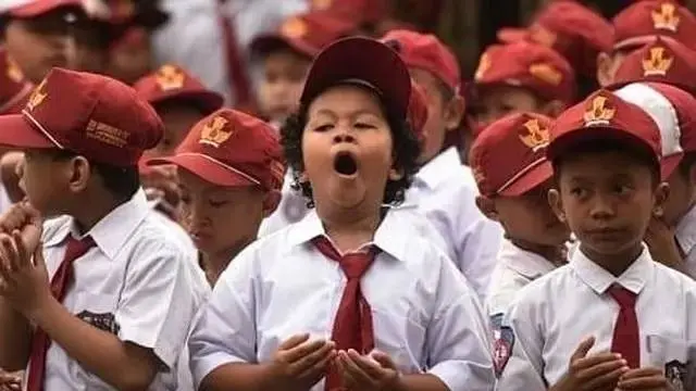 10 Momen Kocak yang Terjadi saat Upacara Bendera Ini Bikin Tepuk Jidat