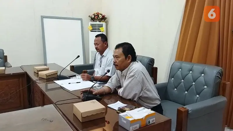 Wakil Ketua DPRD Banyuwangi Ruliyono memimpin  rapat dengar pendapat terkait hilangnya data ribuan warga penerima bansos Desa Jambewangi Banyuwangi. (Hermawan Arifianto/Liputan6.com)