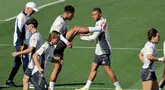 Penyerang Real Madrid, Kylian Mbappe (kedua kanan) saat sesi latihan menjelang pertandingan sepak bola Liga Champions 2024/2025 melawan VfB Stuttgart di fasilitas latihan klub di Valdebebas, di pinggiran kota Madrid, pada 16 September 2024. (Thomas COEX/AFP)